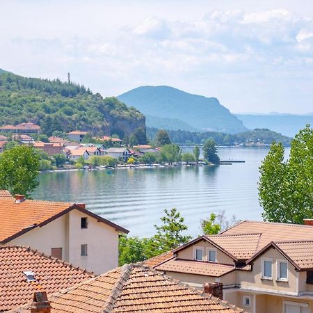 Et Larum Peštani Buitenkant foto