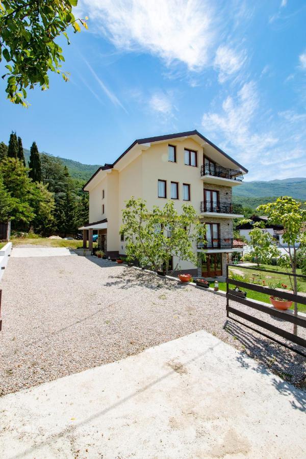 Et Larum Peštani Buitenkant foto