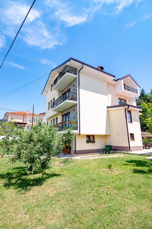 Et Larum Peštani Buitenkant foto