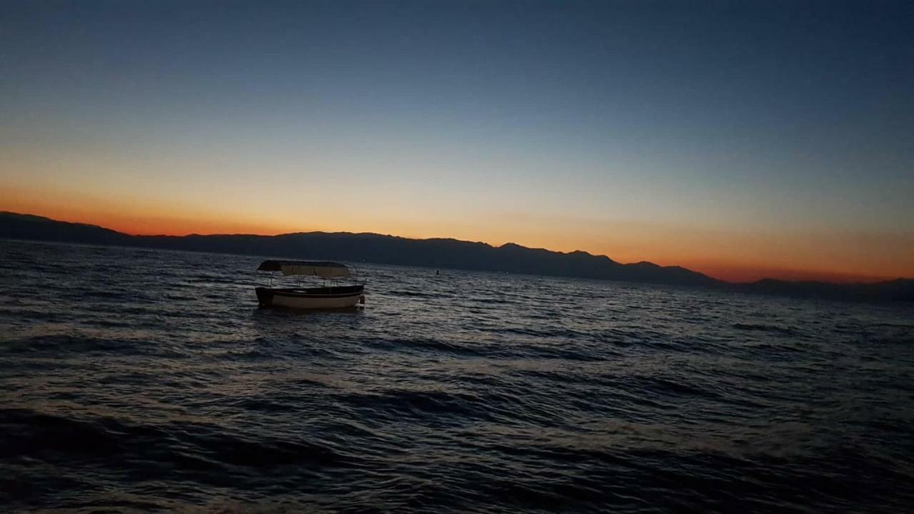 Et Larum Peštani Buitenkant foto