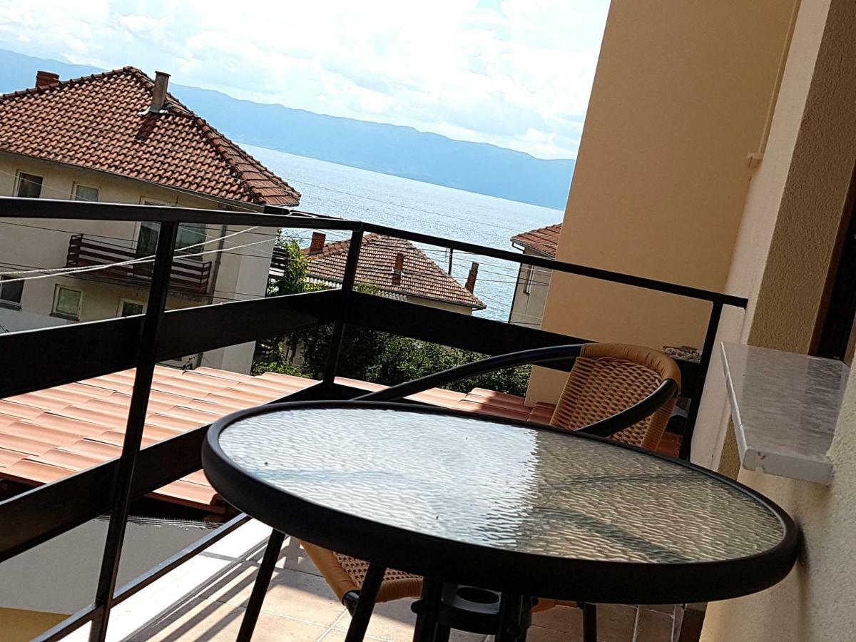 Et Larum Peštani Buitenkant foto