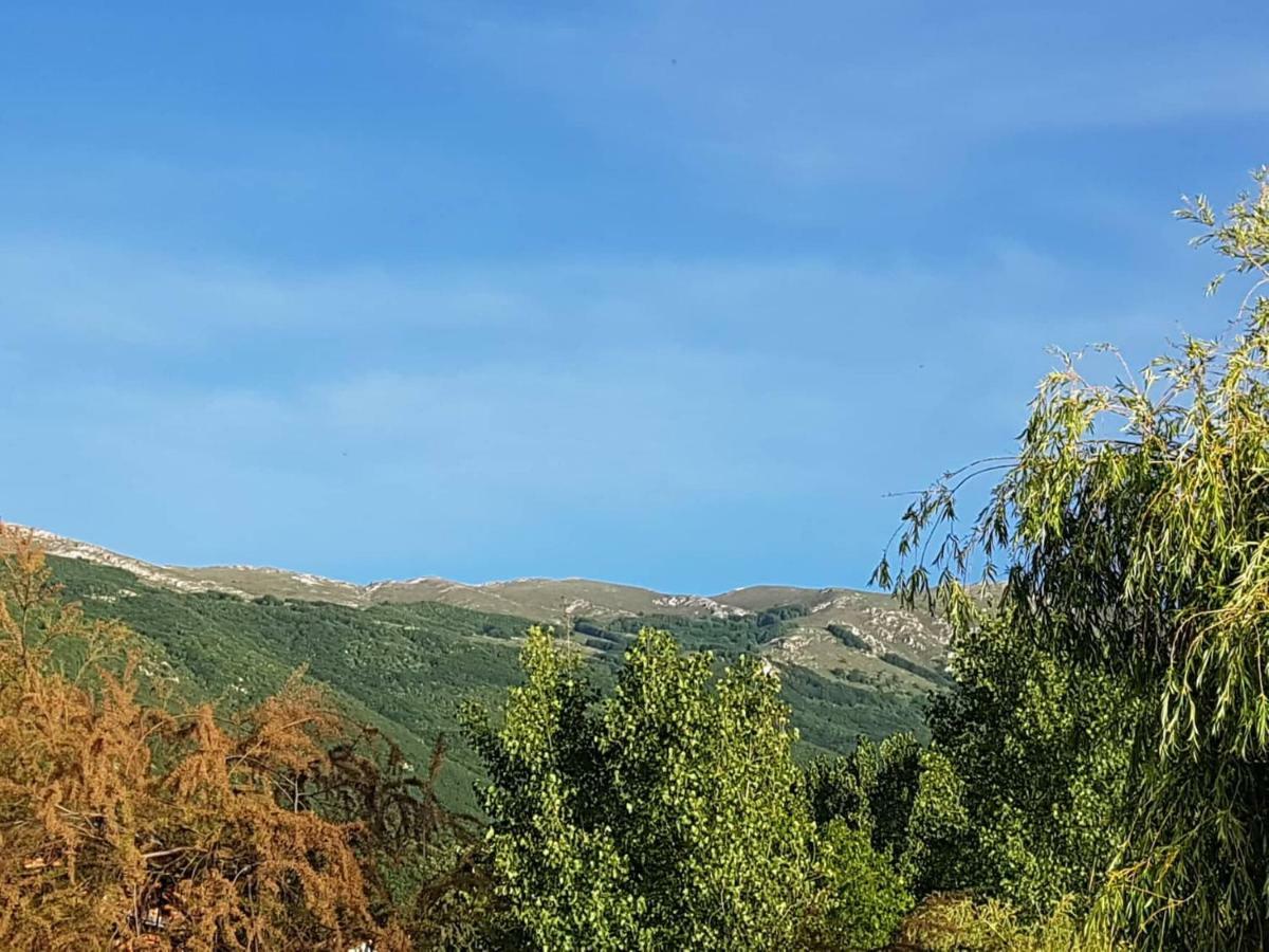 Et Larum Peštani Buitenkant foto